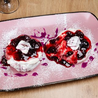 Papanaşi cu dulceață de vişine sau afine