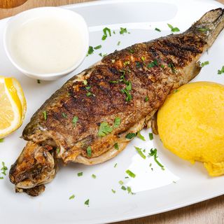 Păstrăv la grătar cu legume mexicane sau broccoli