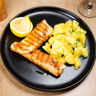 Somon la grătar cu cartofi natur sau broccoli