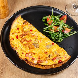 Omletă cu șuncă și cașcaval