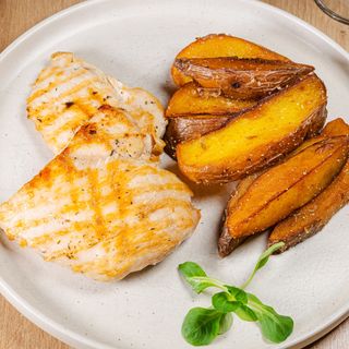 Piept de pui la grătar cu cartofi