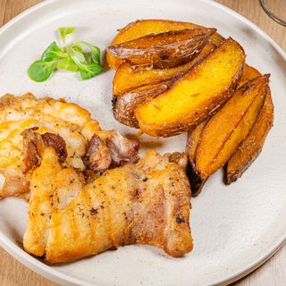 Pulpă de pui la grătar cu cartofi în coajă