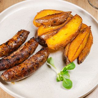 Cârnați la grătar cu cartofi în coajă