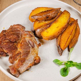 Ceafă de porc la grătar cu cartofi în coajă