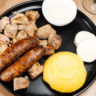 Pomana porcului cu mamaliga şi usturoi