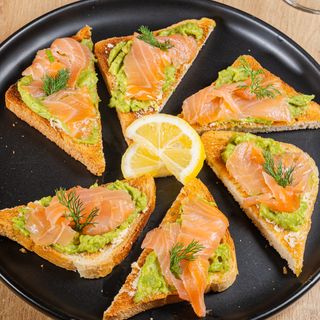 Bruschete cu avocado și somon