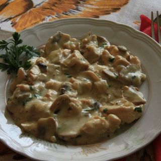 Piept de pui cu ciuperci și sos alb sau roșu