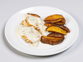 Piept de pui cu sos gorgonzola și cartofi încoajă