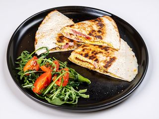 Omletă în lipie cu salam