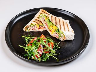 Sandwich cu ton și avocado