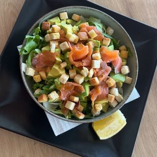 Salată somon afumat