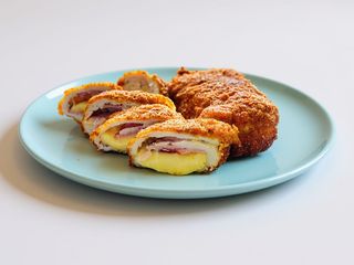 Cordon bleu de pui cu cartofi prăjiți și salata de varza