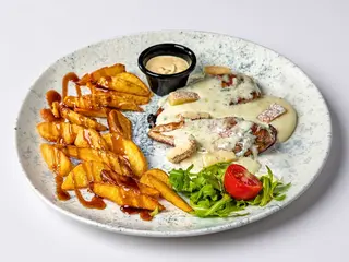 Pui în gorgonzola cu cartofi prăjiți