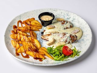 Pui în gorgonzola cu cartofi prăjiți