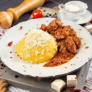 Tochitura mixta cu mămăliguță și ou