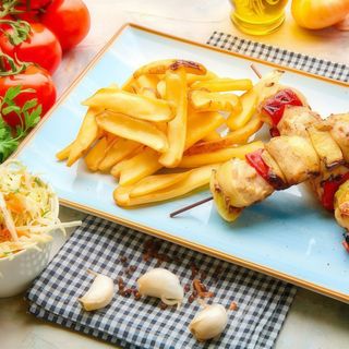 Frigărui din piept de pui cu cartofi prăjiți și salata de varza