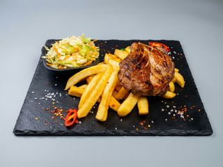 Meniu Ceafă grill cu cartofi prăjiți și salata de varza
