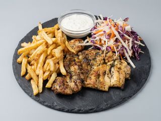 Meniu piept de pui grill cu cartofi prăjiți și salata de varza