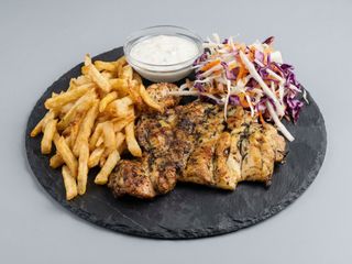 Meniu Pulpă de pui grill cu cartofi prăjiți și salata de varza 