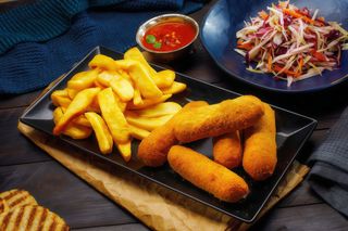 Cascaval pane cu cartofi prajiti si salata de varza