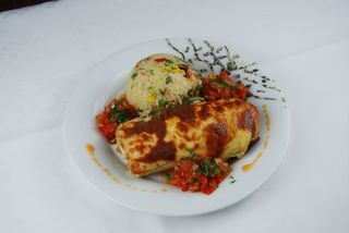 Buritos de pui cu salsa si sos de ardei iute