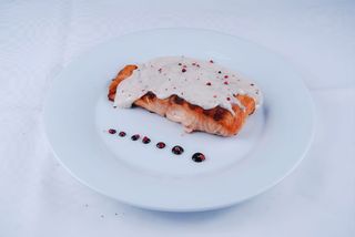 Somon cu sos de piper rosu