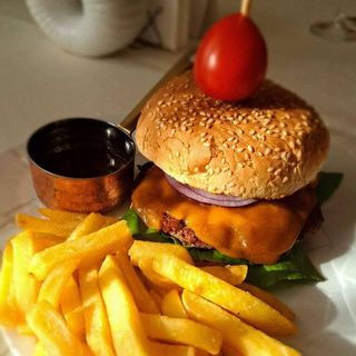 MINI BURGER CU CARTOFI PRAJITI