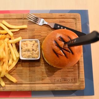 Mb burger + cartofi prajiti + sos