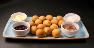 Mini papanași ( 12 bilute) cu smantana si dulceata de visine