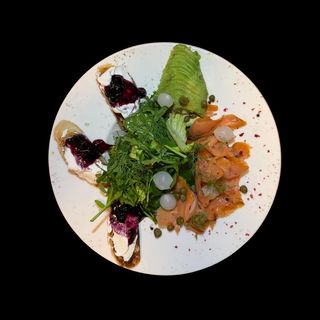 Salata cu Somon Afumat