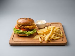Crispy burger + cartofi prajiti + sos