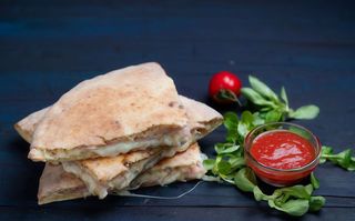 Pizza sandwich cu bacon