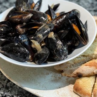 Midii in sos de gorgonzola , 650 g