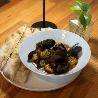 Fructe de mare in sos de vin si rosii , 450g