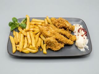 Crispy de piept de pui cu cartofi prăjiți și sos de