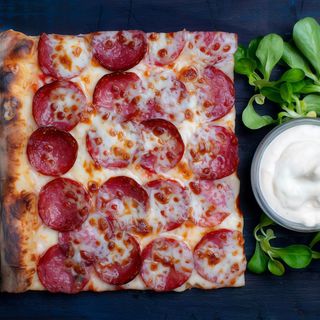 Pizza la felie Salami