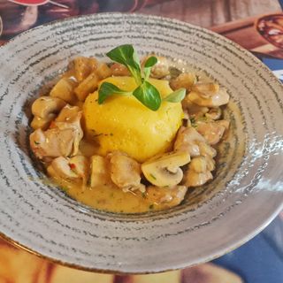 Tochitura de pui in sos de unt