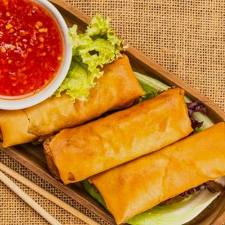 Spring rolls cu sos sweet chilli