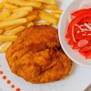 Meniu șnițel de pui la farfurie