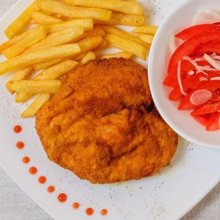 Meniu șnițel pui la farfurie + răcoritoare