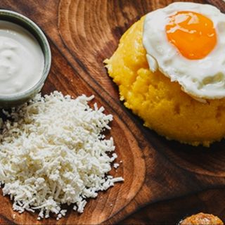 Mămăligă cu brânză și smântână