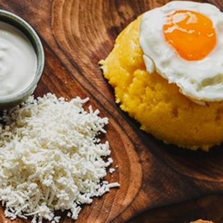 Mămăligă cu telemea și smântână