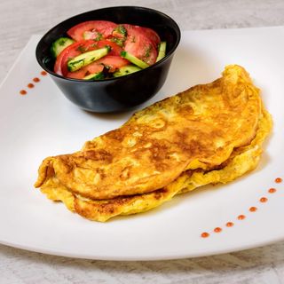 Omletă cu șuncă și cașcaval