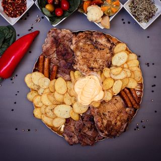 Platou cald cu cartofi wedges pentru 2 persoane