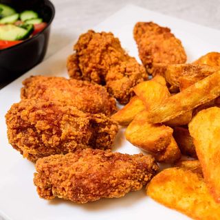 Aripioare picante cu cartofi prăjiți