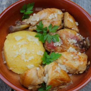 Pui la ceaun cu mămăligă