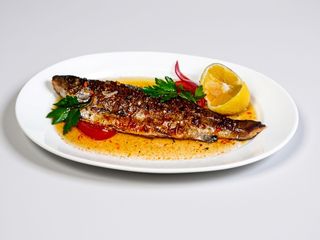 Saramură din păstrăv la grătar cu mamaliguta