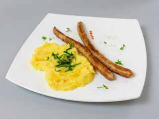 Carnaciori afumati la gratar + Garnitura la alegere