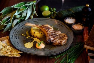 TOMAHAWK DE PORC CU CARTOFI WEDGES