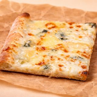 Pizza la felie Quattro Formaggi